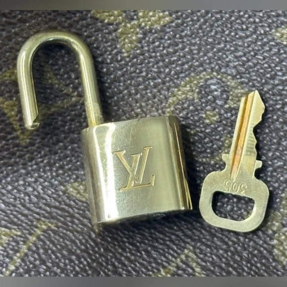 LOUIS VUITTON #305 LOCK & KEY 🔐 - Picture 3 of 4
